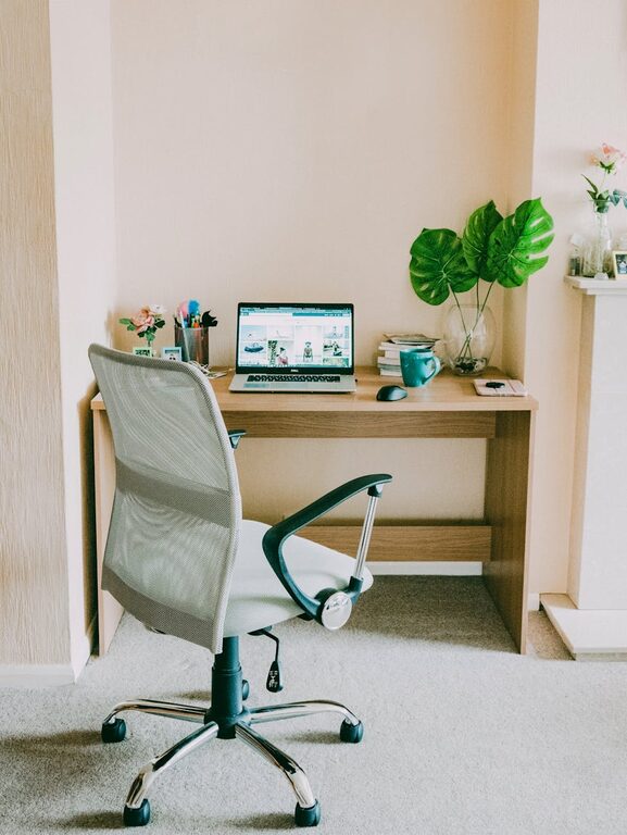 Consejos prácticos para organizar tu espacio de trabajo en casa y aumentar la productividad